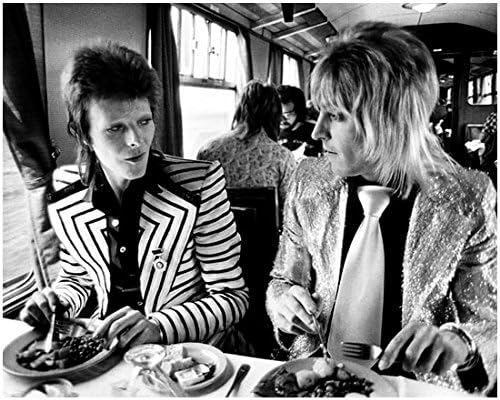 David Bowie obučen u PIN Stripe odijelo s Mick Ronsonom na vlaku crno-bijelo 8 x 10 inča fotografija