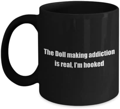 Smiješna lutka koja čine hobi klasičnu šolju kafe: ovisnost o lutki je. Sjajan poklon za hobiste crne 11oz
