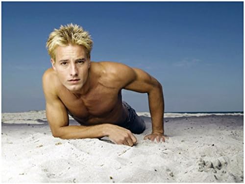 Justin Hartley je Aquaman Shirltess na plaži koja leži u pijesku 8 x 10 inčni fotografiju